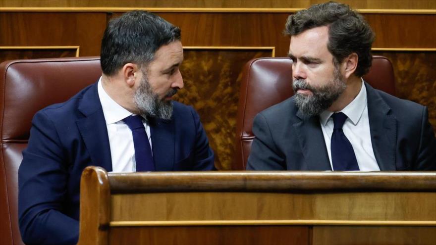 El portavoz de Vox en el Congreso de los Diputados, Iván Espinosa de los Monteros (dcha.); y el presidente de Vox, Santiago Abascal.