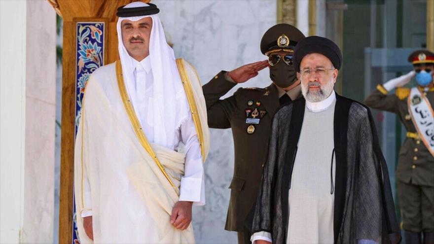 El presidente iraní, Seyed Ebrahim Raisi, recibe al emir de Catar, el sheij Tamim bin Hamad Al Thani en Teherán, 12 d mayo de 2022.
