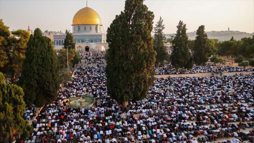 Miles de palestinos asisten a la oración de la festividad musulmana de Eid al-Adha en la Mezquita Al Aqsa, en Al-Quds, 20 de julio de 2021. (Foto: Flash90)