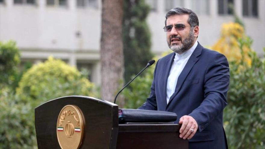 El ministro de Cultura y Orientación Islámica de Irán, Mohamad Mahdi Esmaeili, habla con la prensa.