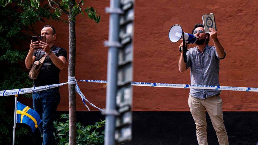 Acto vil: Vuelven a quemar el Corán en Estocolmo con policías mirando | HISPANTV