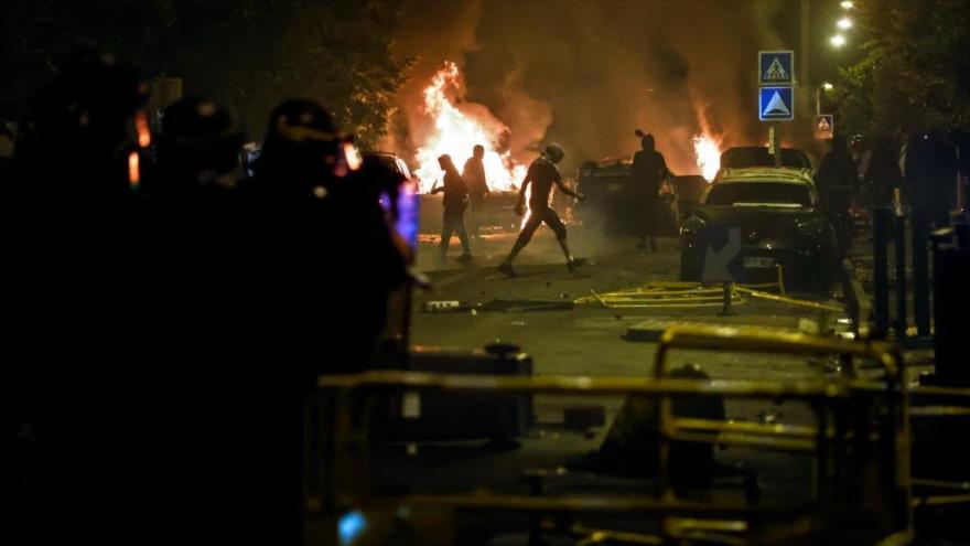 Vehículos dañados e incendiados durante las protestas contra el asesinato de un joven francés por la policía en Nanterre, 28 de junio de 2023.