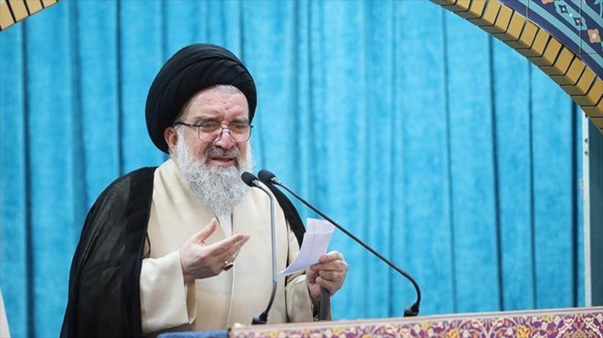 El ayatolá Seyed Ahmad Yatami, Imam del rezo del Eid al-Adha, ofrece un discurso en la Universidad de Teherán, 29 de junio de 2023.