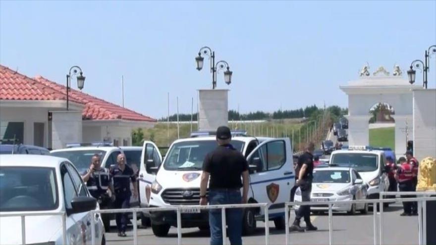 Policía albanesa irrumpe de nuevo en sede de terroristas MKO