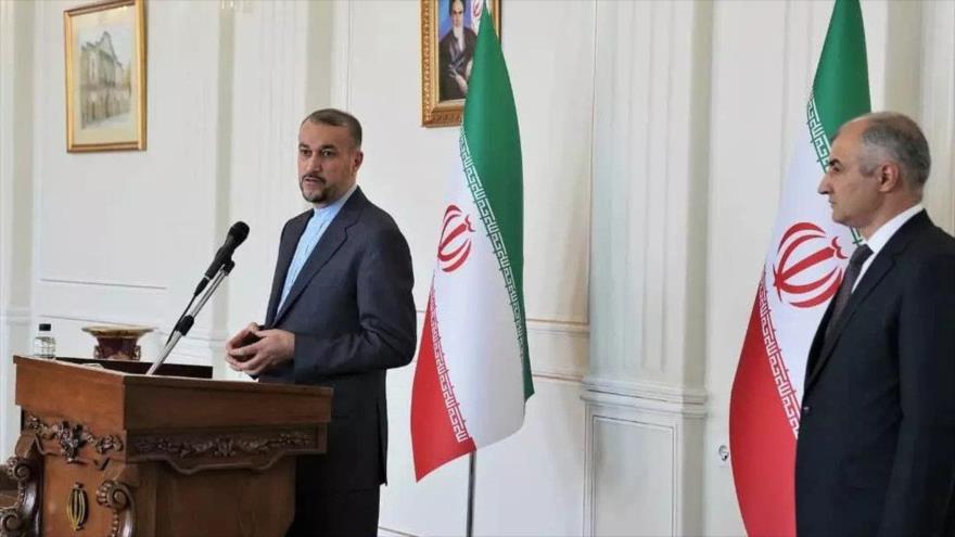 El canciller de Irán, Hosein Amir Abdolahian (izda.), habla durante una reunión con los enviados de los países musulmanes en Teherán, 29 de junio de 2023. (Foto: mfa.gov.ir)