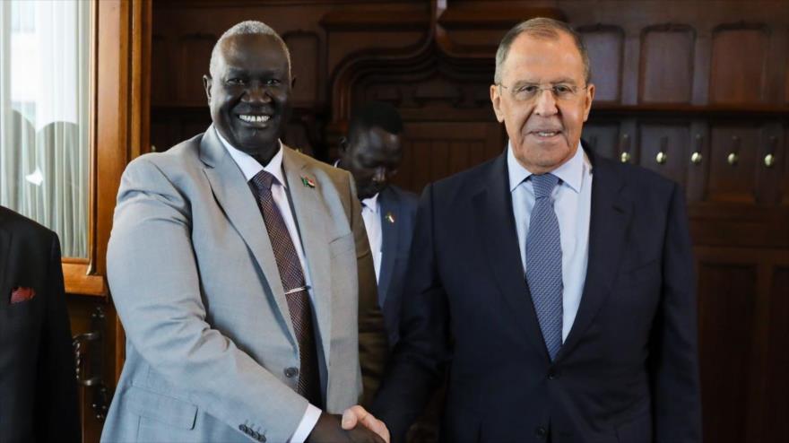 Malik Agar, vicepresidente del Consejo Soberano sudanés, con el canciller ruso, Serguéi Lavrov.