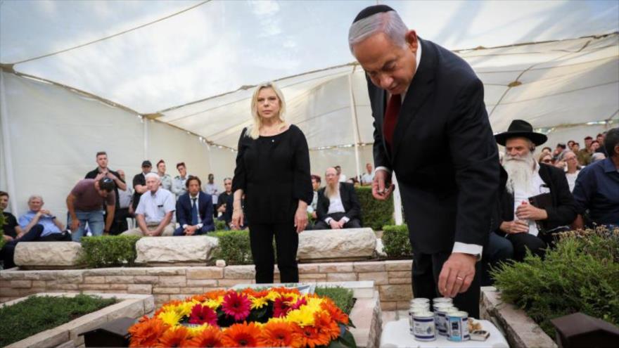 El premier israelí, Benjamín Netanyahu, asiste a una ceremonia en memoria de su hermano, Yoni, en el cementerio militar en Al-Quds, 16 de junio de 2021.