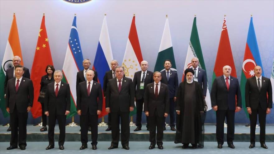 Los jefes de Estado de la Organización de Cooperación de Shanghái (OCS), posando para foto colectiva en Samarcanda, Uzbekistán, 16 de septiembre de 2022.