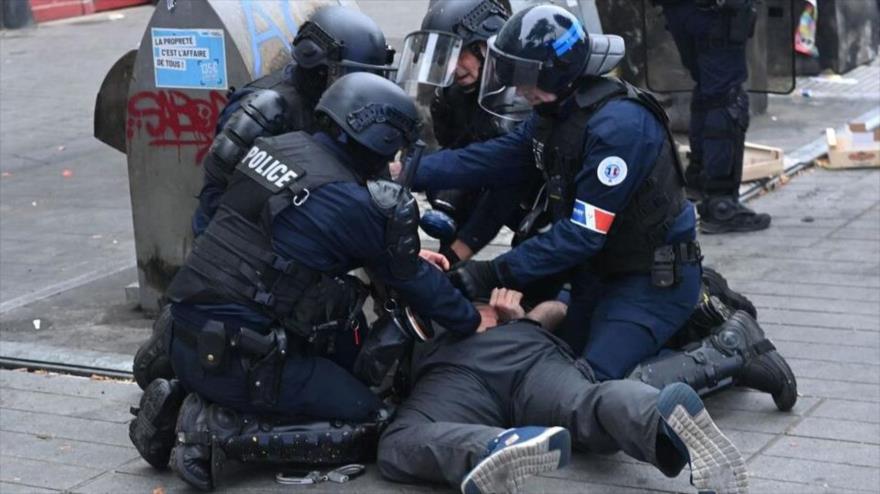 Fuerzas policiales de Francia arrestan a un manifestante en la ciudad de Nantes, 30 de junio de 2023. (Foto: AFP)