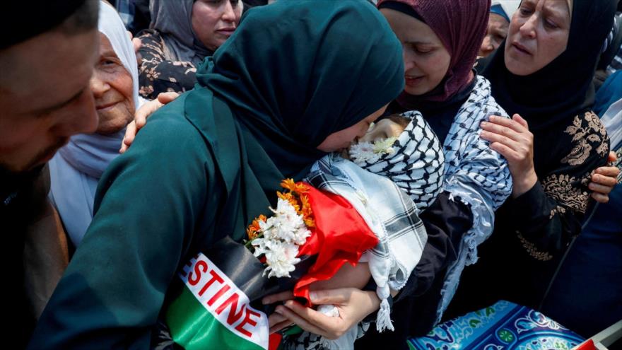 La madre de Mohamed al-Tamimi, Marwa, en el funeral de su hijo de 2 años y medio asesinado por fuerzas israelíes, Ramalá, 6 de junio de 2023. (Foto: Reuters)