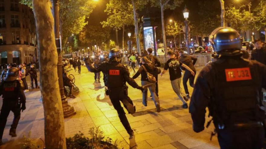 La Policía francesa y manifestantes se enfrentan en París, Francia, 1 de julio de 2023. (Foto: Reuters)