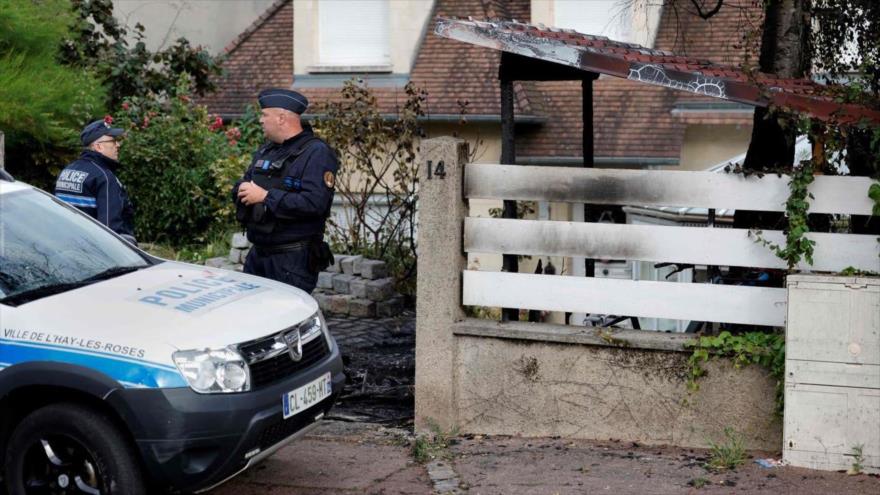 Policías municipales frente a la casa dañada de Vincent Jeanbrun, alcalde de L’Hay-les-Roses, un suburbio de París, 2 de julio de 2023.