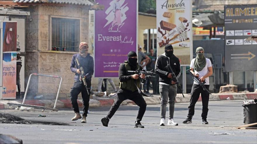 Combatientes de grupos de Resistencia palestina se enfrentan con tropas israelíes durante su agresión a la ciudad cisjordana de Yenín, 3 de julio de 2023. (Foto: AFP)