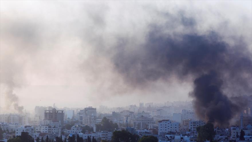 El humo se eleva durante agresión israelí contra Yenín, en la ocupada Cisjordania, 3 de julio de 2023. (Foto: Reuters)