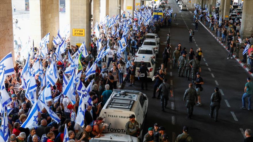 Israelíes se manifiestan en el aeropuerto Ben Gurión contra la reforma judicial de Netanyahu, 3 de julio de 2023. (Foto: Reuters)
