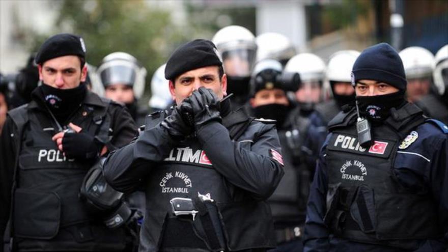 Policía turca en Estambul, Turquía.