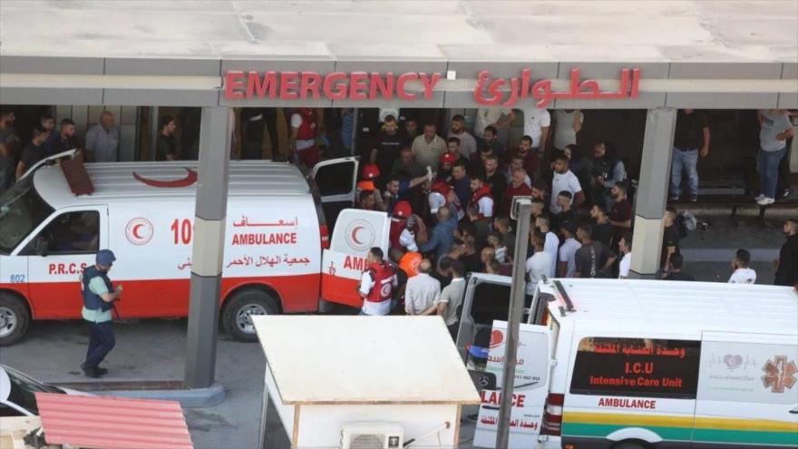 El personal de salud lleva a los heridos palestinos al hospital en ambulancias para tratarlos tras una incursión israelí en Yenín, 3 de julio de 2023.