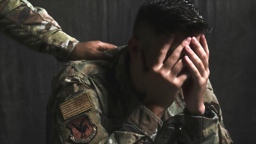 Un aviador coloca una mano sobre el hombro de otro aviador de EEUU en la Base Aérea de Kadena, Japón, 19 de agosto de 2021. (Foto: Fuerza Aérea de EEUU)