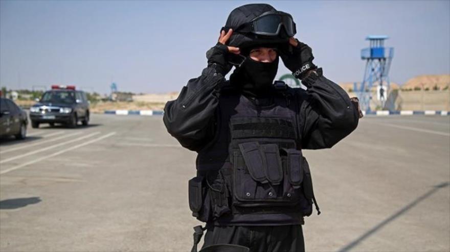 Un agente de la policía iraní durante una maniobra.