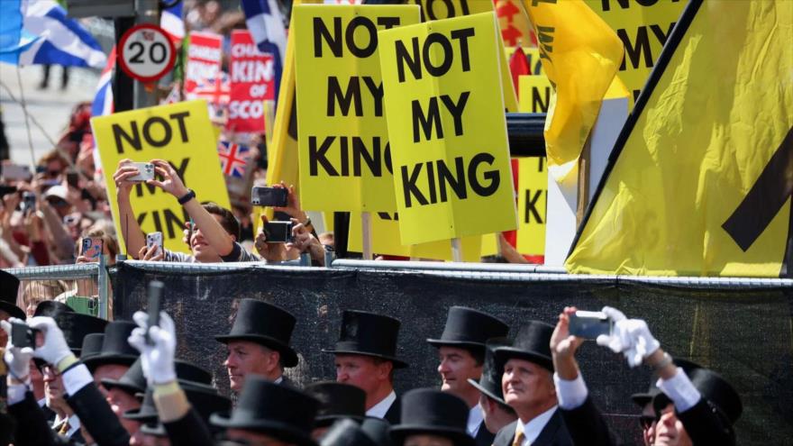 Protestas antimonárquicas en coronación de Carlos III en Escocia