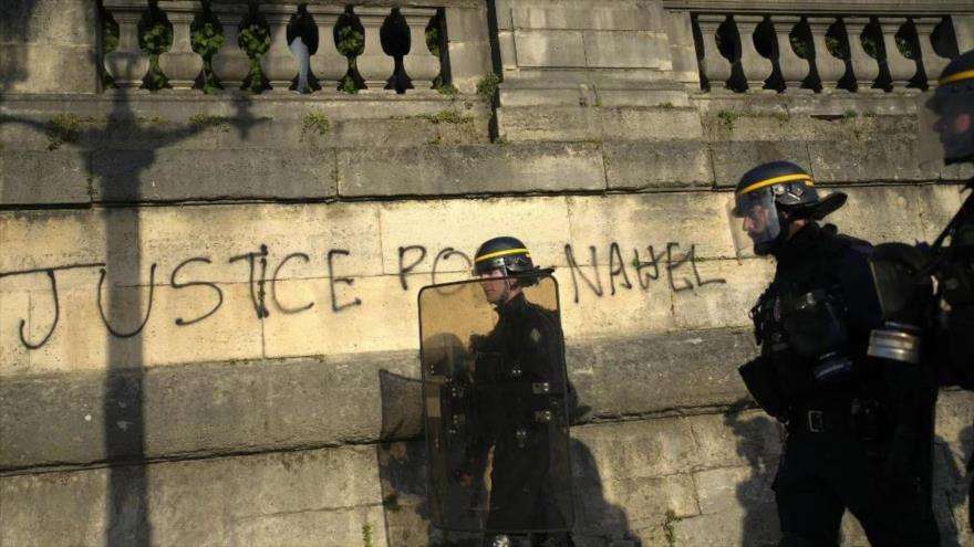 La Policía francesa durante las protestas en el país galo tras la muerte del adolescente francés, Nahel.