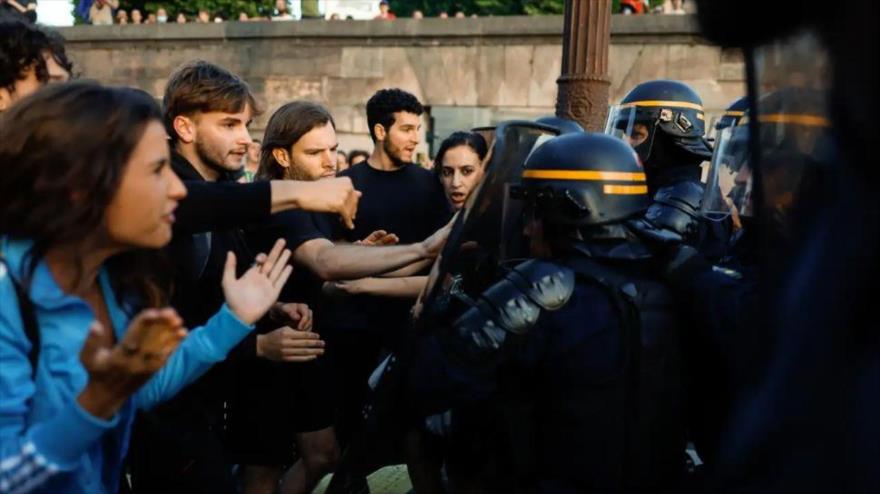 Manifestantes franceses chocan con la Policía en Nanterre, Francia, tras el asesinato de Nahel Merzouk.