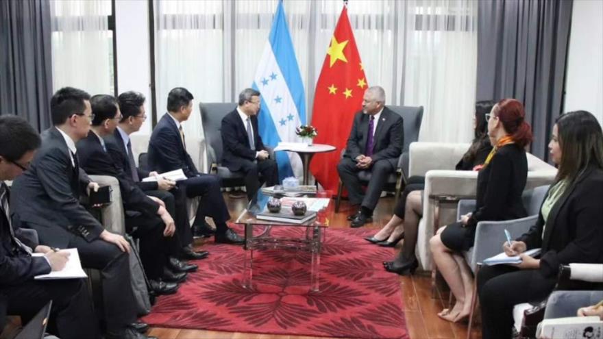 Funcionarios y empresarios chinos negocian con hondureños TLC. (Foto AFP)

