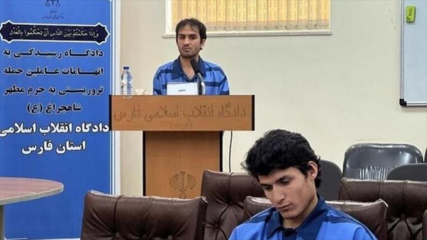 Dos autores del atentado terrorista en Shah Cheraq, enjuiciados en el Tribunal Revolucionario Islámico de la provincia de Fars.