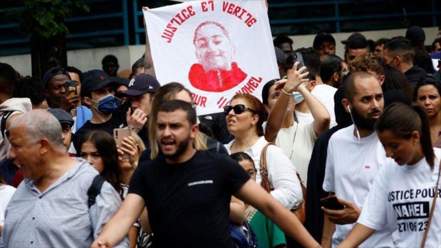 Un grupo de personas asiste a una marcha en homenaje a Nahel, en Nanterre, París. (Foto: Reuters)