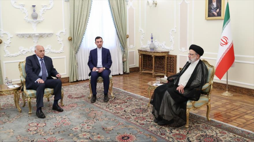El presidente de Irán, Seyed Ebrahim Raisi, (dcha.) en una reunión con el canciller argelino, Ahmed Attaf, (izq.), Teherán, 8 de julio de 2023.