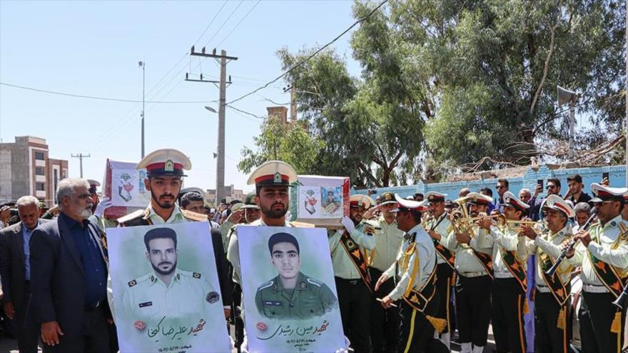 El funeral de dos agentes de policía iraníes asesinados en un ataque terrorista a una comisaría en Zahedan, 9 de julio de 2023.