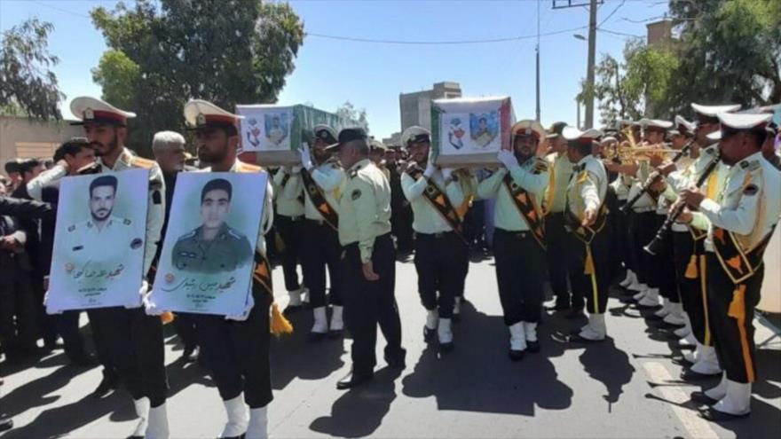 El funeral de dos agentes de policía iraníes asesinados en un ataque terrorista a una comisaría en Zahedán, 9 de julio de 2023.