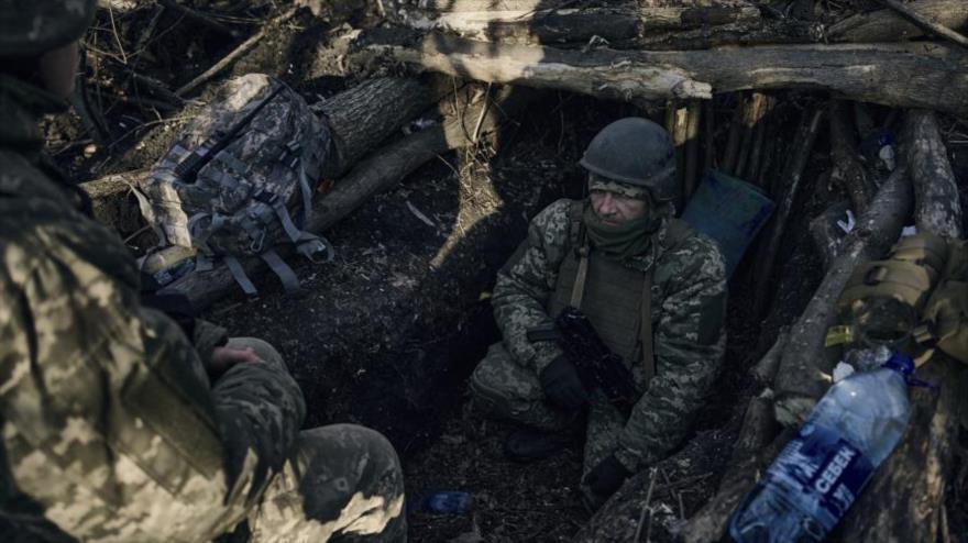 Soldados ucranianos en una trinchera cerca de las posiciones rusas en Bajmut, en la región de Donetsk, 5 de marzo de 2023. (Foto: AP)