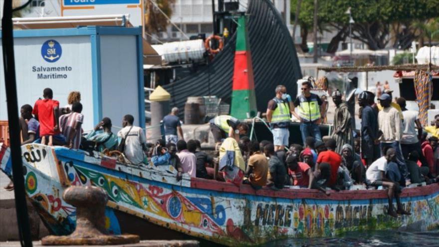 Una embarcación con 157 migrantes a su llegado al puerto de Los Cristianos en las islas Canarias, España, junio de 2023. (Foto: EFE)