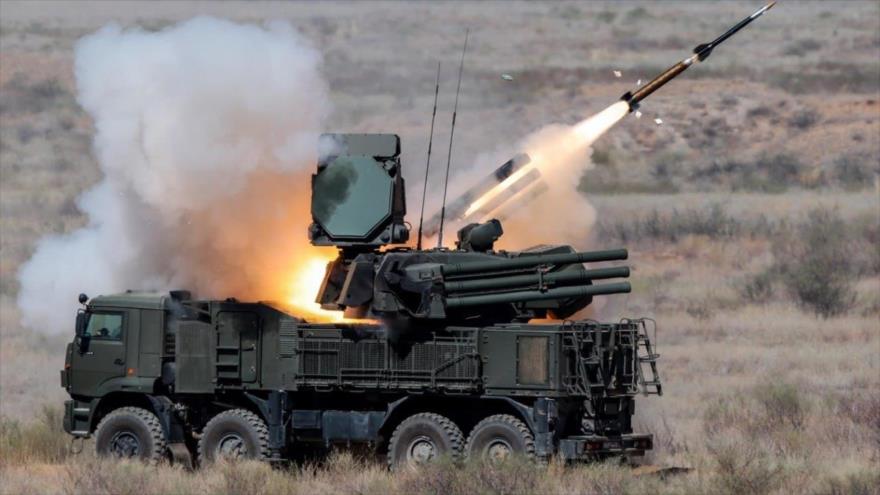 Sistema de defensa aérea Pantsir-S1 ruso dispara un proyectil.