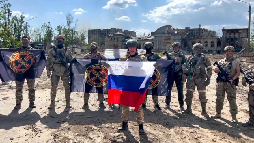 El líder del grupo Wagner, Yevgueni Prigozhin, sostiene una bandera rusa frente a sus fuerzas en Bajmut, Ucrania, 20 de mayo de 2023.