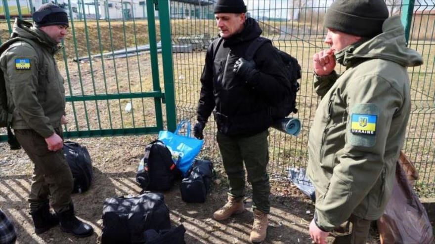 Ciudadanos estonios antes de cruzar la frontera de Polonia a Ucrania para unirse como combatientes extranjeros, en Medyka, Polonia, 10 de marzo de 2022.