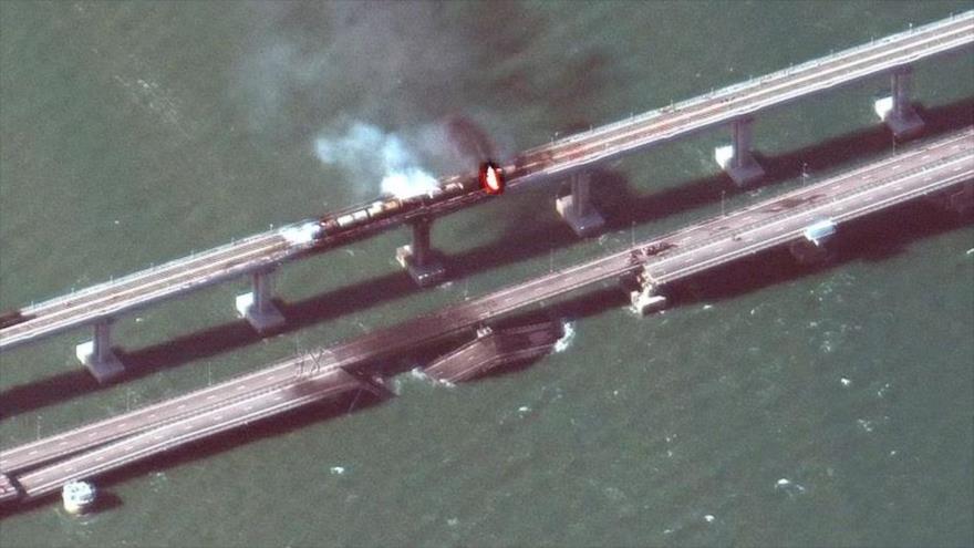 Una imagen de satélite muestra humo que se eleva desde un incendio en el puente de Kerch eد Crimea, 8 de octubre de 2022. (Foto: Reuters)