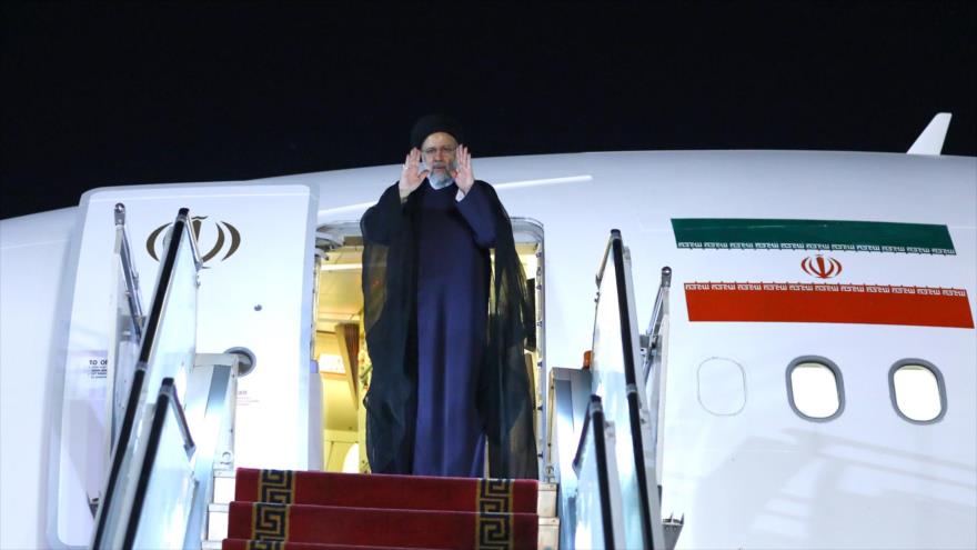 El presidente iraní, Ebrahim Raisi, se despide en el aeropuerto de Mehrabad, en Teherán, iniciando su gira por África, 12 de julio de 2023. (Foto: President.ir)