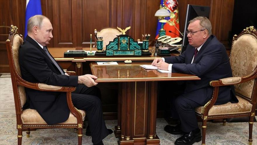 El presidente ruso, Vladímir Putin (izda.), en reunión con el presidente ejecutivo del banco VTB ruso, Andrei Kostin, 11 de julio de 2023.