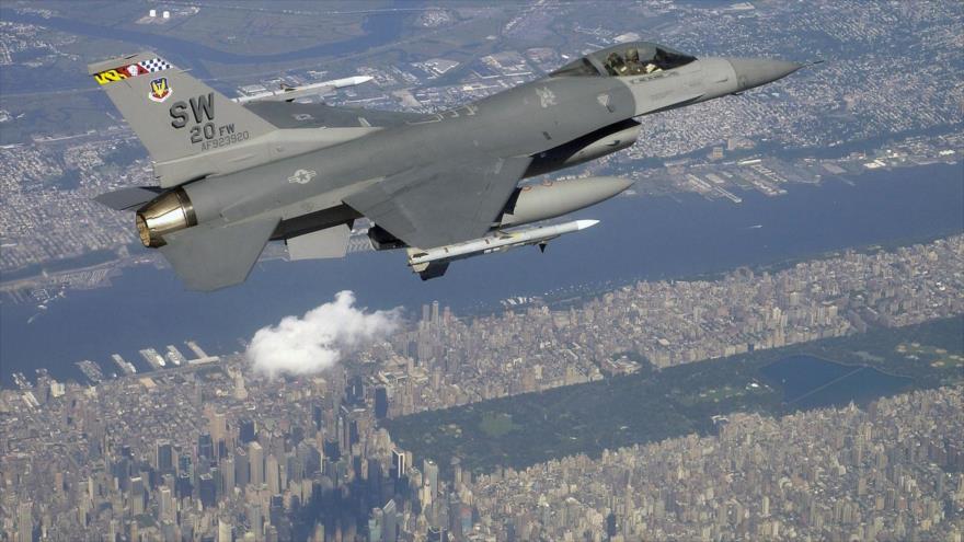 Un F-16 CJ de la Fuerza de EE.UU. vuela sobre la ciudad de Nueva York
