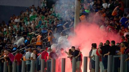 Aficionados malteses claman ‘Palestina’ y fans israelíes les atacan