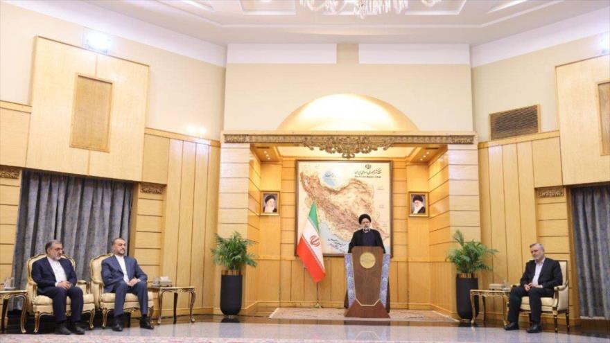 El presidente iraní, Ebrahim Raisi, habla con la prensa en el aeropuerto de Mehrabad de Teherán al finalizar su gira por África, 14 de julio de 2023. (Foto: President.ir)