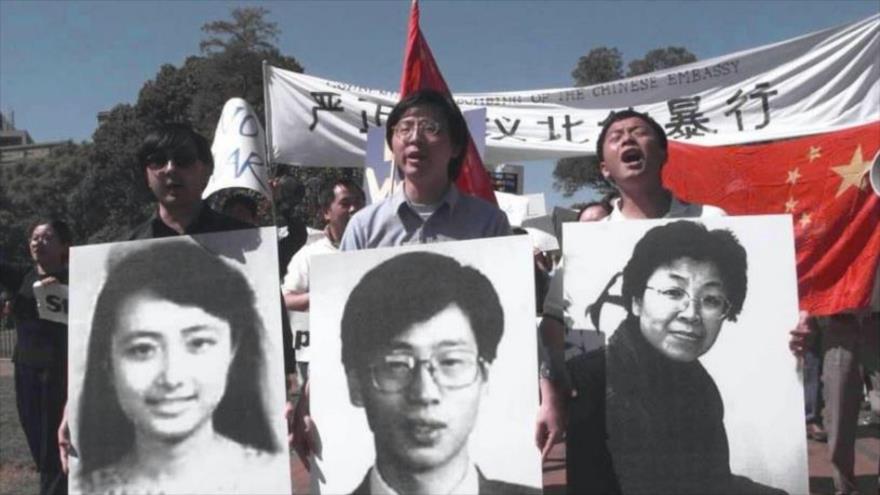 Estudiantes y académicos chinos en los Estados Unidos se manifiestan para protestar contra el ataque con misiles de las fuerzas de la OTAN dirigidas por los Estados Unidos contra la antigua embajada china en la República Federativa de Yugoslavia que mató a tres periodistas chinos, el 15 de mayo de 1999.