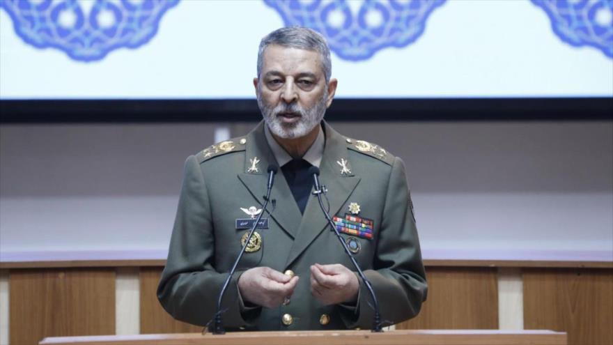 Seyed Abdolrahim Musavi, el comandante en jefe del Ejército de Irán, habla durante una reunión, 13 de julio de 2023.