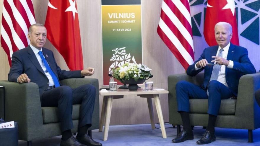 El presidente turco, Recep Tayyip Erdogan, se reúne con su homólogo estadounidense, Joe Biden, en la cumbre de la OTAN en Lituania, 11 de julio de 2023. 