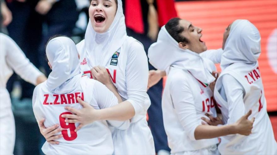 Las atletas iraníes celebran su victoria ante Hong Kong en el Campeonato Asiático Femenino Sub-16 de la FIBA, 15 de julio de 2023. 
