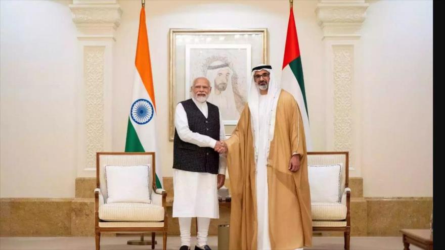 Jaled bin Muhamad bin Zayed Al Nahyan, príncipe heredero de los EAU, se reúne con el premier indio, Narendra Modi, durante su visita oficial a Abu Dabi, 15 de julio de 2023.
