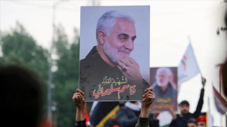 Un manifestante sostiene foto del asesinado excomandante de la Fuerza Quds del Cuerpo de Guardianes de Irán, el teniente general Qasem Soleimani.