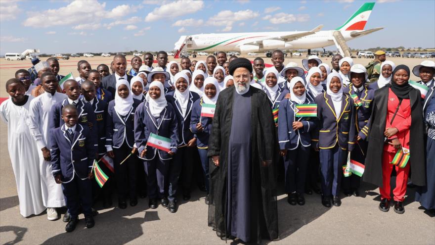 El presidente de Irán, Seyed Ebrahim Raisi, en el aeropuerto de Harare, capital de Zimbabue, 13 de julio de 2023.